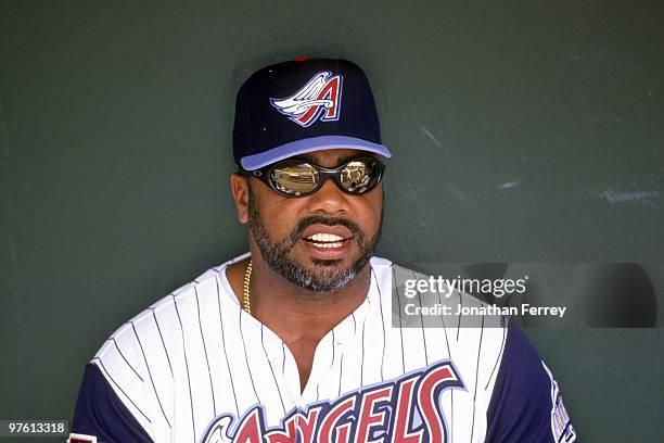 Can anyone provide me other pictures of Anaheim Angels players/coaches wearing this hat?